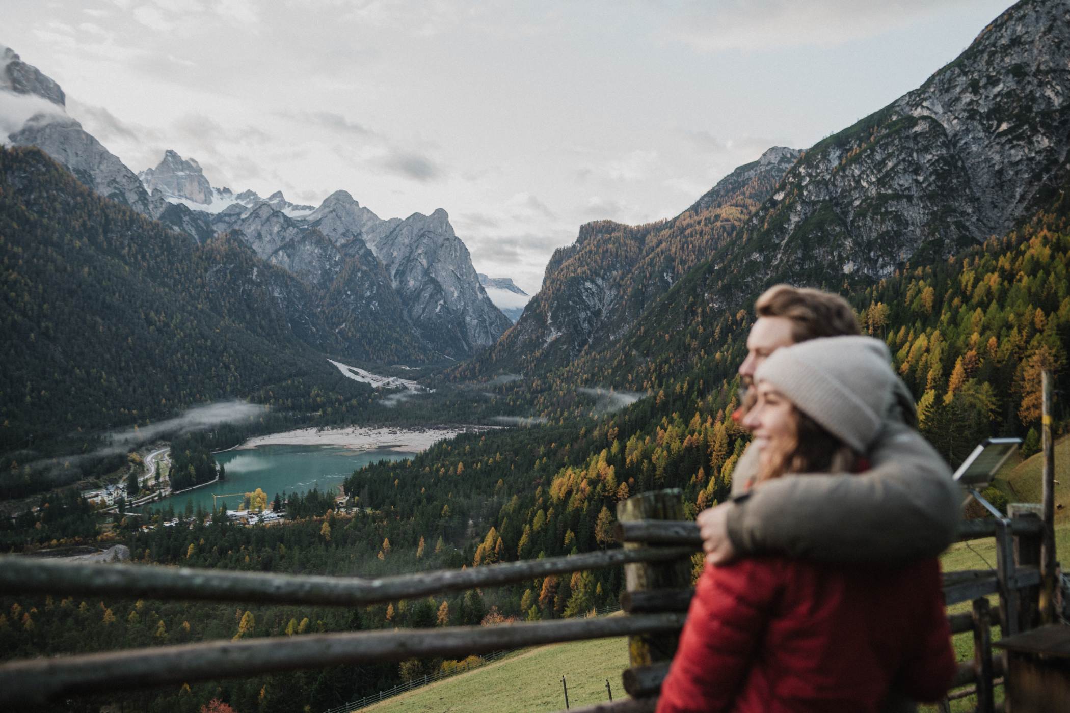 Paar in herbstlicher Landschaft mit Blick auf Toblacher See